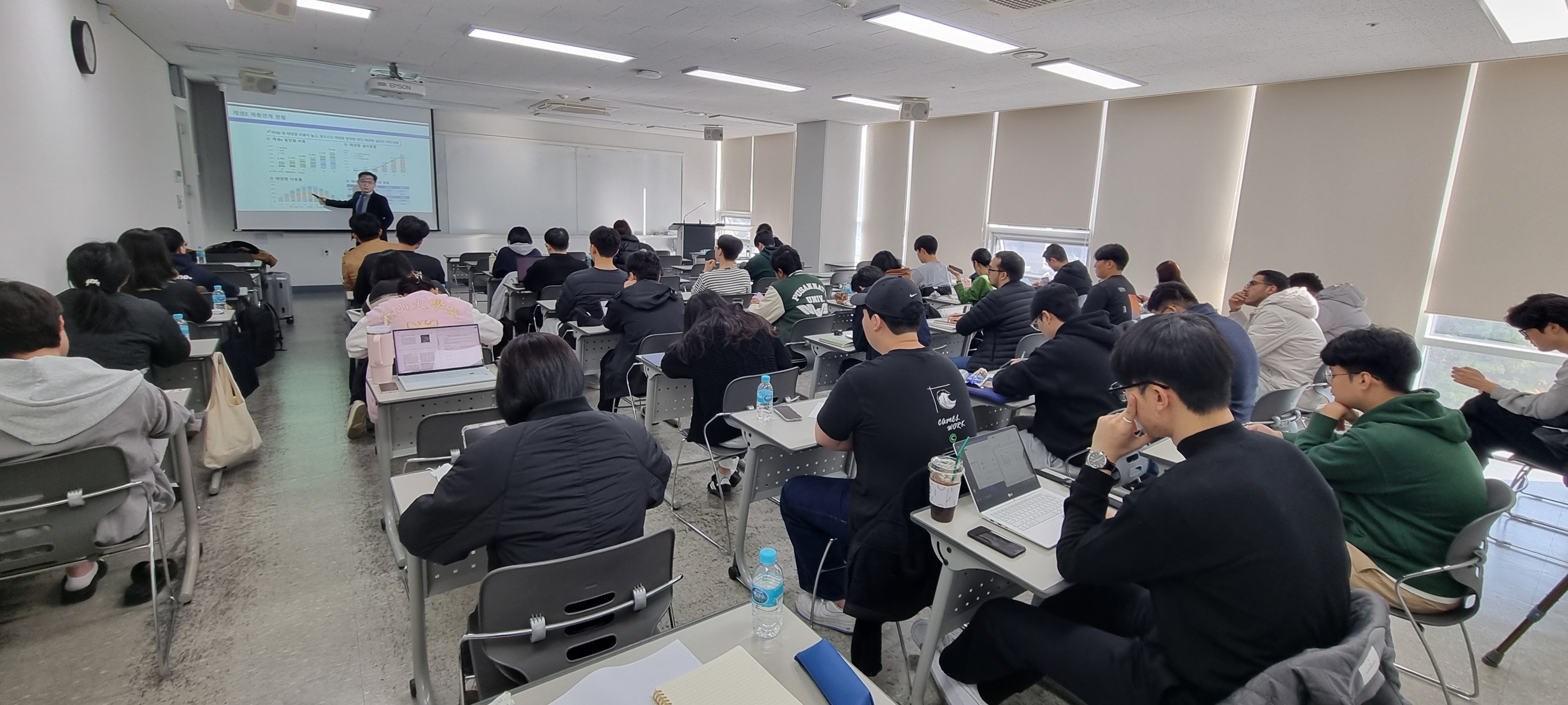 국내 전문가 초청 세미나 “재생에너지 증가에 따른 전력계통 현안 및 미래 전력시스템 혁신 방안” 개최(연사: 전력거래소 에너지계획처 박만근 처장) 국내 전문가 초청 세미나 “재생에너지 증가에 따른 전력계통 현안 및 미래 전력시스템 혁신 방안” 개최(연사 전력거래소 에너지계획처 박만근 처장)(1).jpg