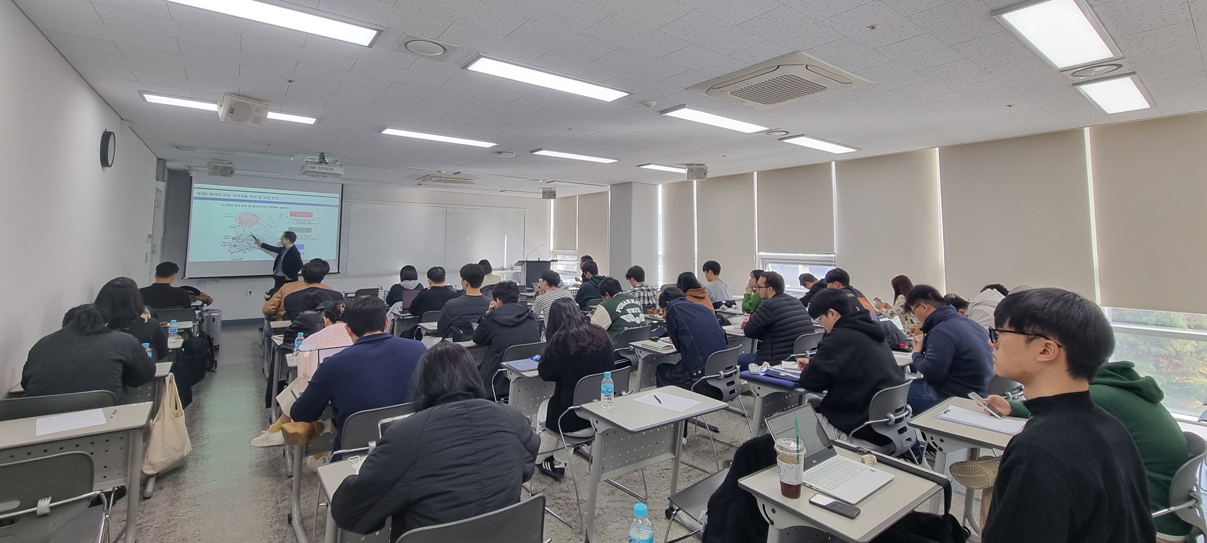 국내 전문가 초청 세미나 “재생에너지 증가에 따른 전력계통 현안 및 미래 전력시스템 혁신 방안” 개최(연사: 전력거래소 에너지계획처 박만근 처장) 국내 전문가 초청 세미나 “재생에너지 증가에 따른 전력계통 현안 및 미래 전력시스템 혁신 방안” 개최(연사 전력거래소 에너지계획처 박만근 처장)(2).jpg