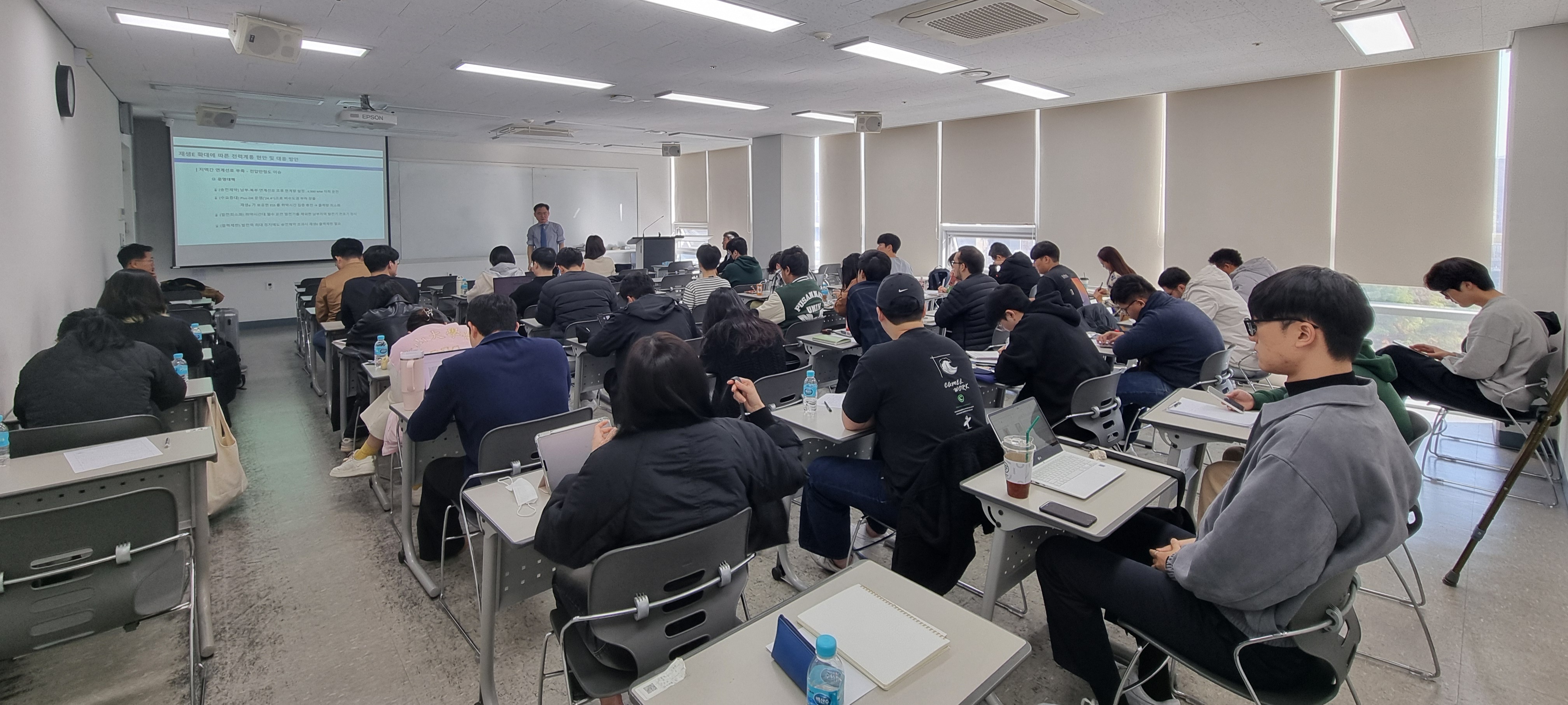 국내 전문가 초청 세미나 “재생에너지 증가에 따른 전력계통 현안 및 미래 전력시스템 혁신 방안” 개최(연사: 전력거래소 에너지계획처 박만근 처장) 국내 전문가 초청 세미나 “재생에너지 증가에 따른 전력계통 현안 및 미래 전력시스템 혁신 방안” 개최(연사 전력거래소 에너지계획처 박만근 처장)(3).jpg