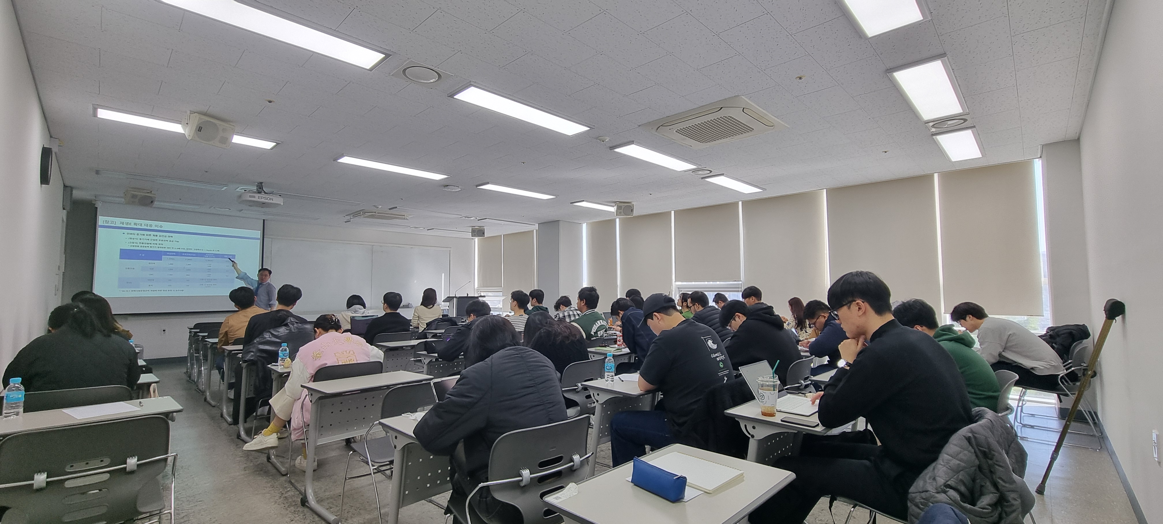 국내 전문가 초청 세미나 “재생에너지 증가에 따른 전력계통 현안 및 미래 전력시스템 혁신 방안” 개최(연사: 전력거래소 에너지계획처 박만근 처장) 국내 전문가 초청 세미나 “재생에너지 증가에 따른 전력계통 현안 및 미래 전력시스템 혁신 방안” 개최(연사 전력거래소 에너지계획처 박만근 처장)(4).jpg